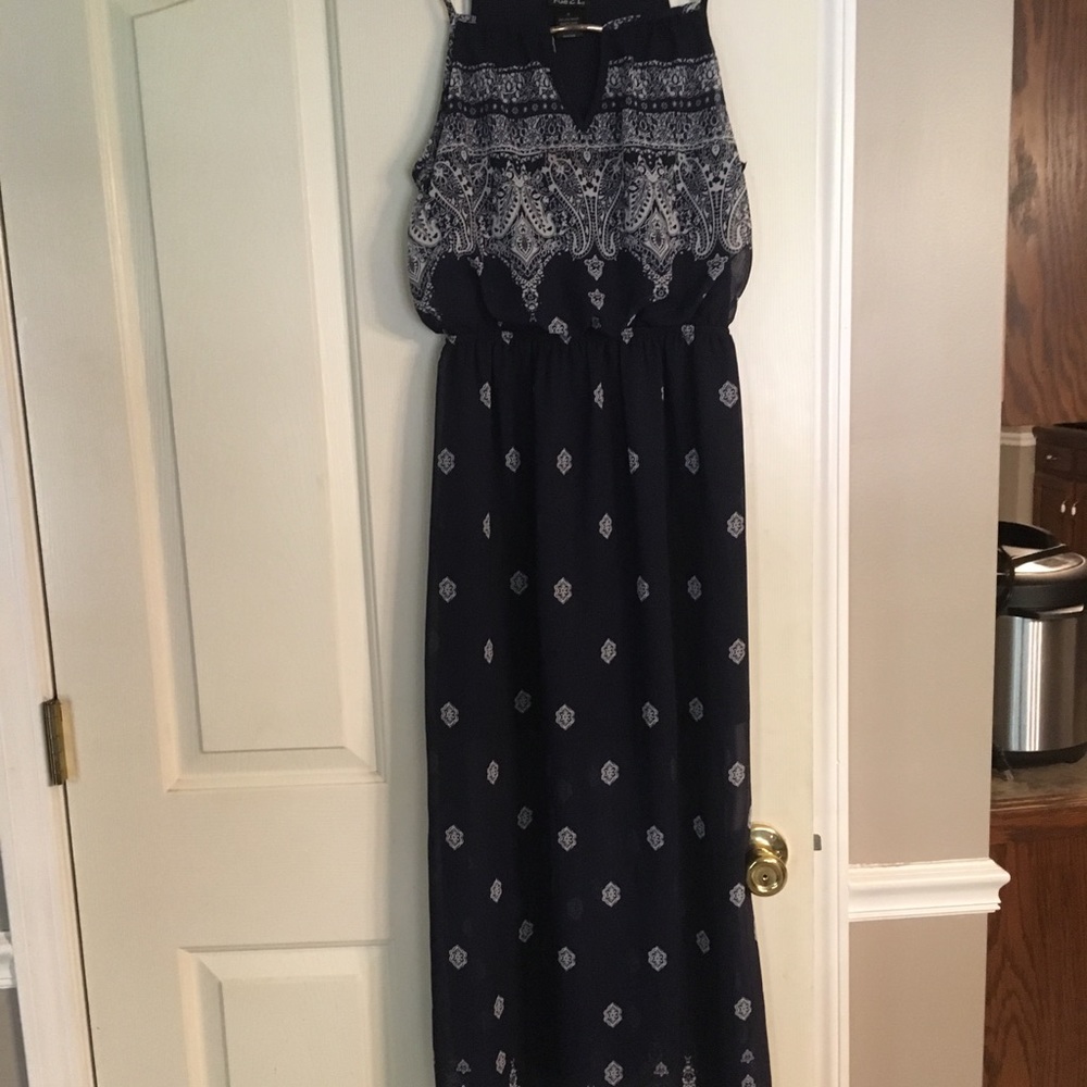 Woman’s paisley print maxi dress rue21 M